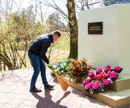 Адвокаты посетили мемориальный комплекс "Скорбящая Мать" и провели работы по его благоустройству