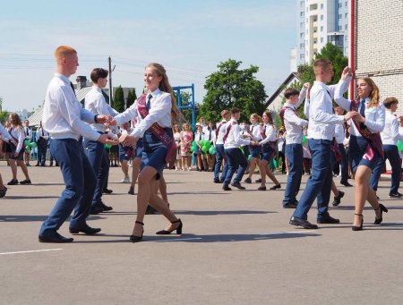 Торжественная линейка в средней школе  № 13 имени В.Т.Цабо прошла в Гродно